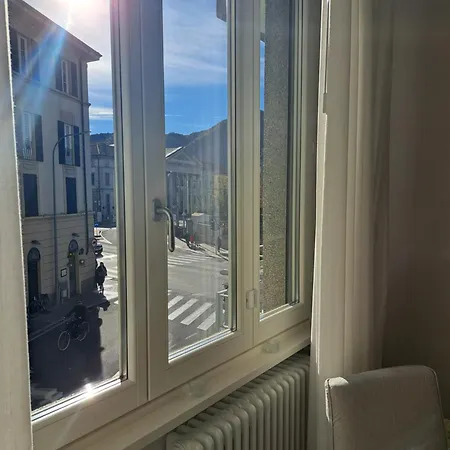 The Window On The Theatre And The Cathedral - Luxury Côme